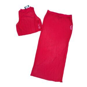 PrettyLittleThing Plus - Distressed Ladder Detail Knit Top & Midi Skirt in Red